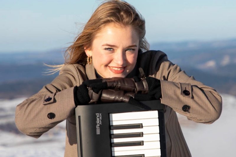 Jeanne Piavvio parcourt les hôpitaux pour jouer du piano et offrir un moment d’évasion aux patients et soignants.