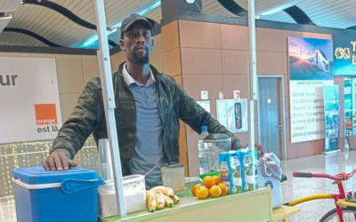 À Dakar, il transforme un vélo en blender pour préparer des jus sans électricité