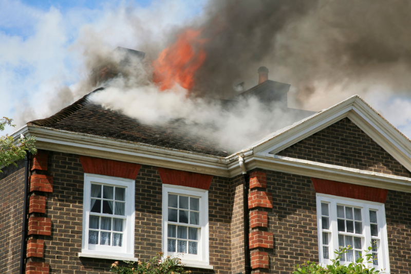 Une fillette de 12 ans sauve ses frères d’une maison en feu