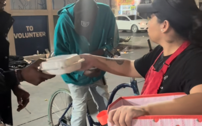 À Los Angeles, elle distribue ses invendus à Skid Row