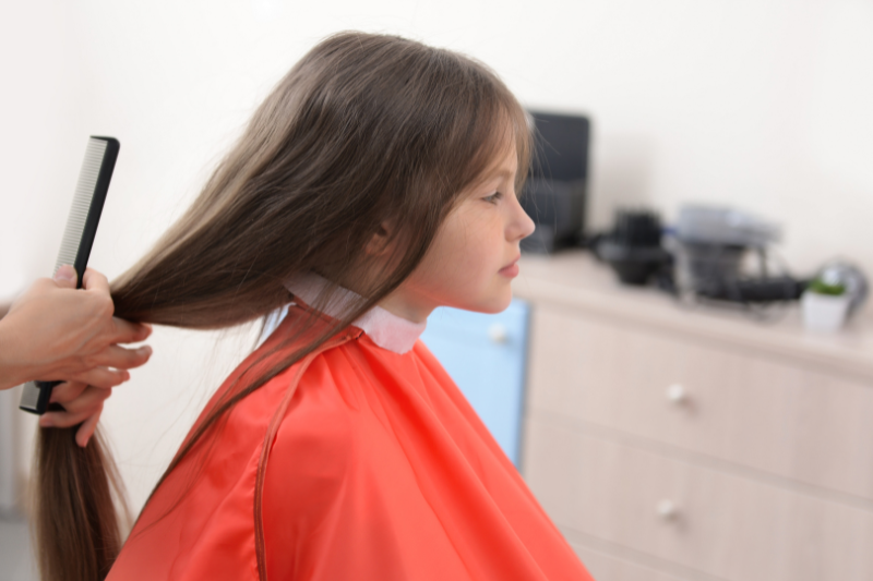 À 11 ans, elle donne ses cheveux en hommage à sa mère