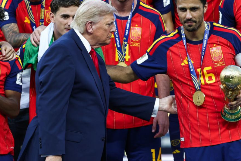 Donald Trump s’incruste sur la photo du sacre de l’Espagne
