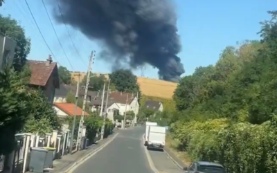Val-d’Oise : un spectaculaire incendie près de Roissy-CDG, les fumées visibles jusqu’à Paris