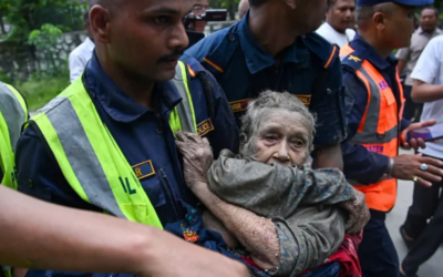 Népal : à 97 ans, elle est retrouvée vivante sous les décombres après les crues