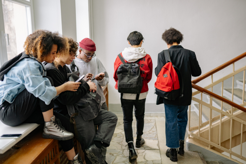Réseaux sociaux : l’interdiction aux moins de 15 ans relancée